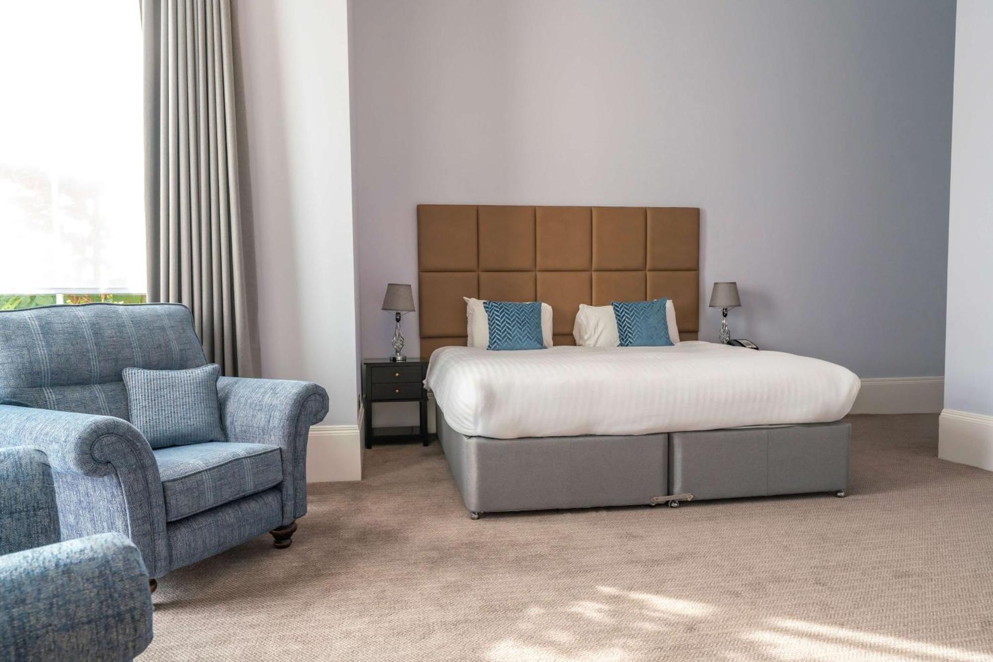 Oatlands Park Hotel Вейбридж Экстерьер фото