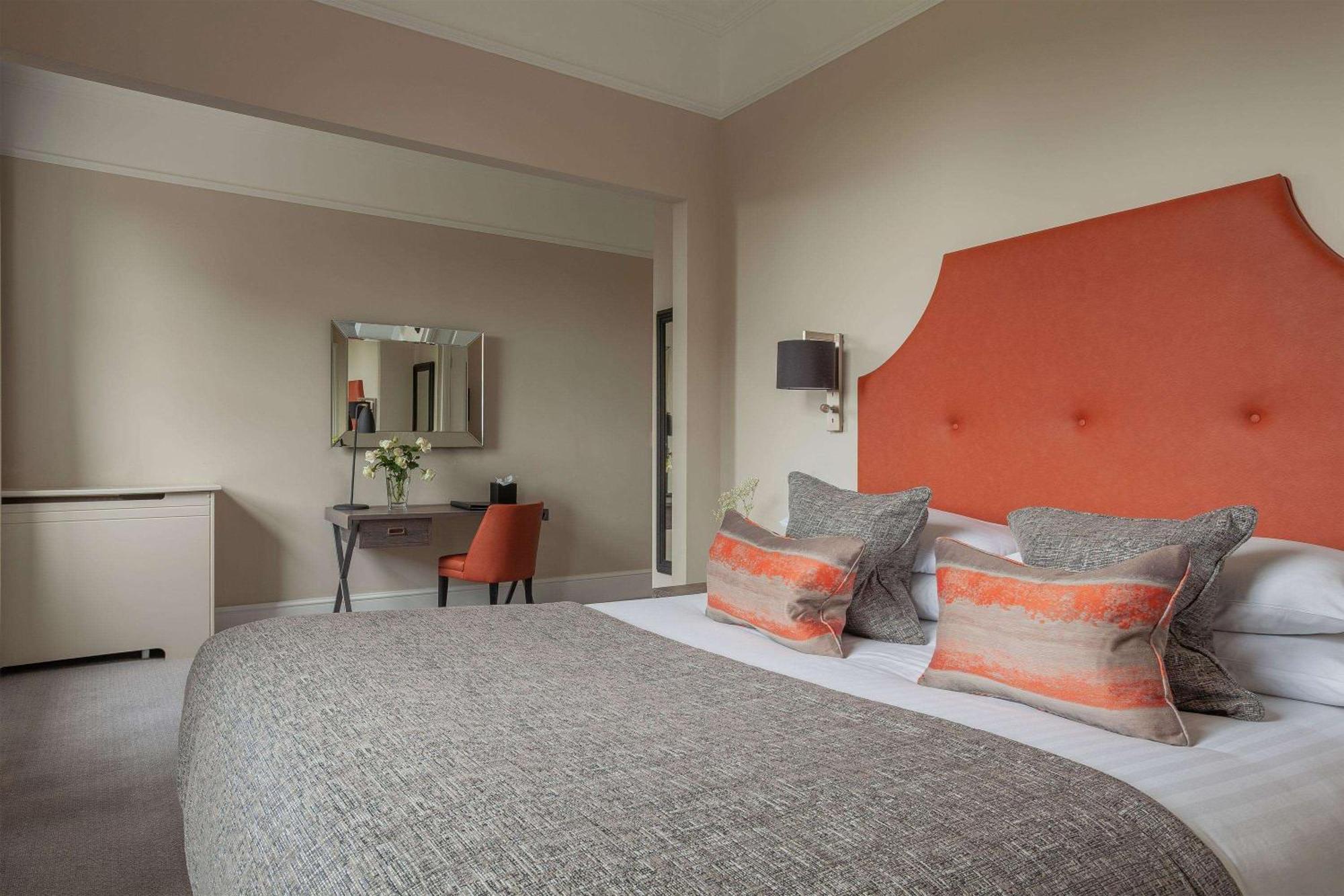 Oatlands Park Hotel Вейбридж Экстерьер фото