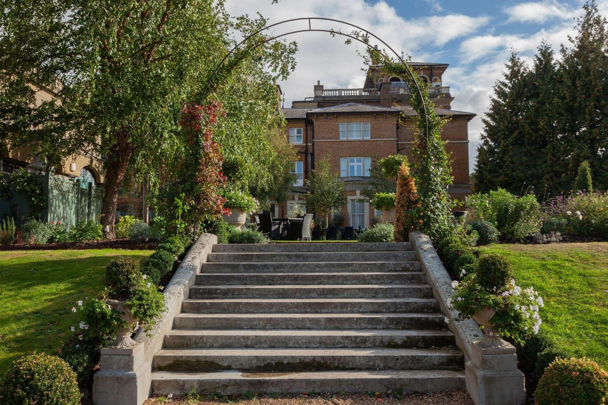 Oatlands Park Hotel Вейбридж Экстерьер фото