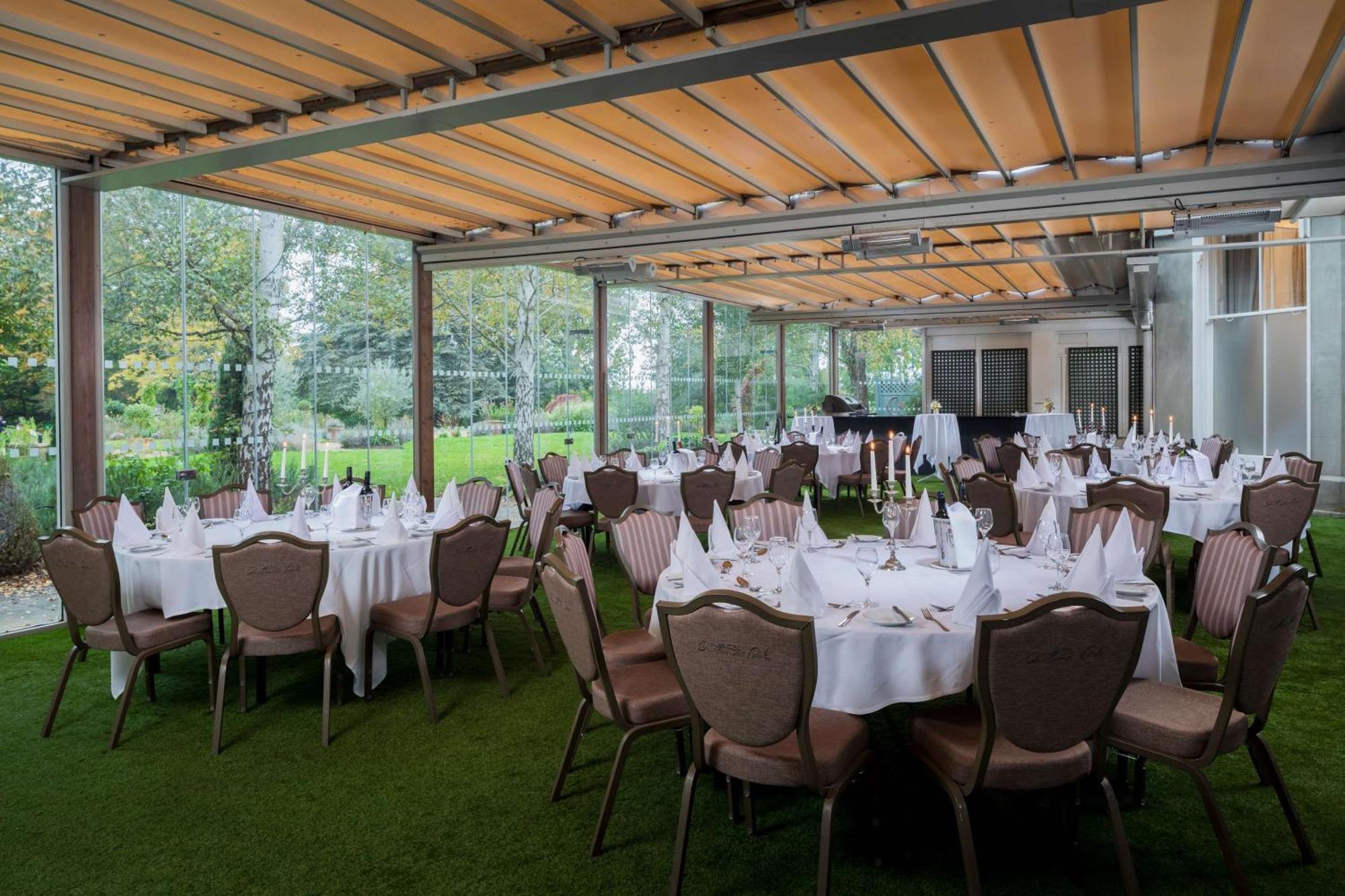 Oatlands Park Hotel Вейбридж Экстерьер фото
